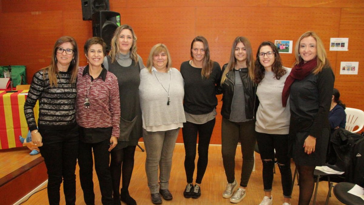 Jennifer Pareja amb la resta de participants de la taula redona ‘Dona i Esport’ de Dona Balàfia.