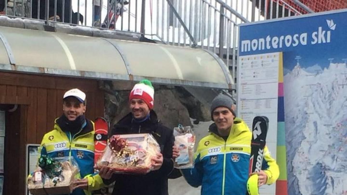 Àlex Puente, a la derecha, en el podio de la cita de Gressoney.