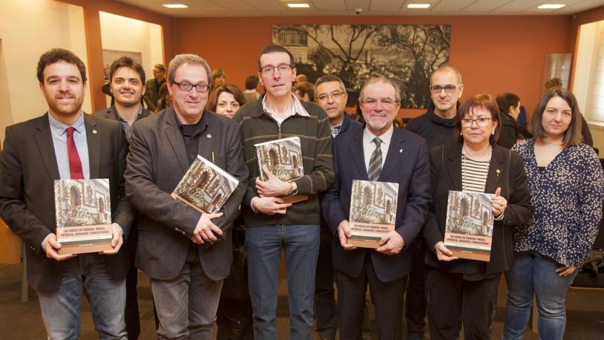 El presidente de la Diputación, Joan Reñé (3º por la derecha), presidió el acto de presentación del libro.