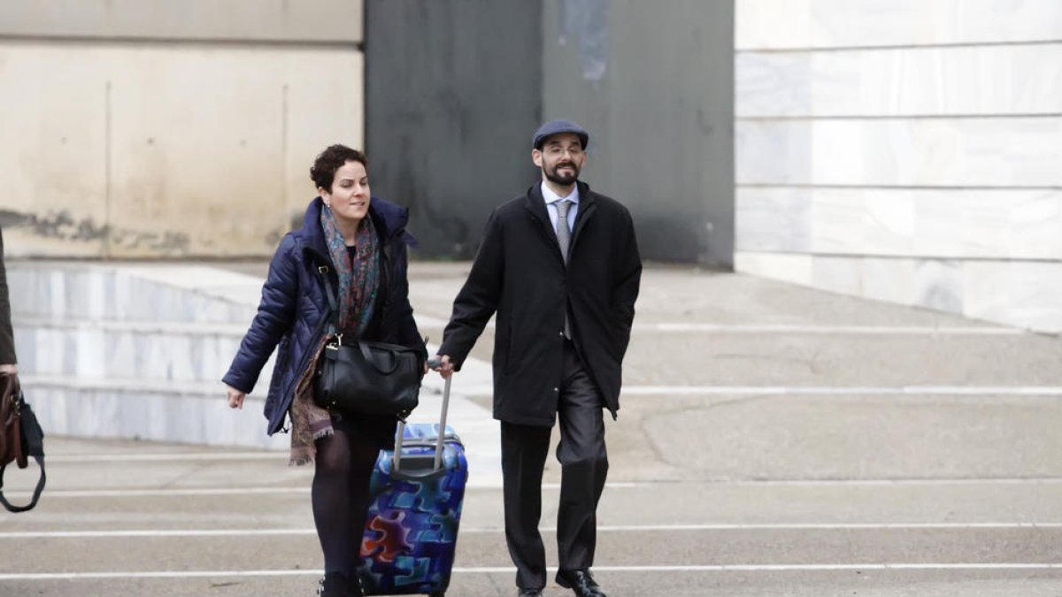 El exdirector del aeropuerto, Alberto López, ayer a la entrada de los juzgados de Lleida. 