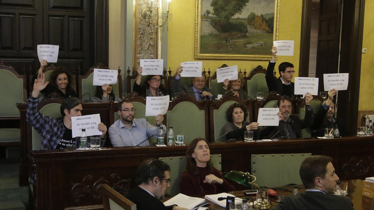 Els grups que van recolzar la moció sobiranista van mostrar cartells de “jo també vaig votar el 9-N”.