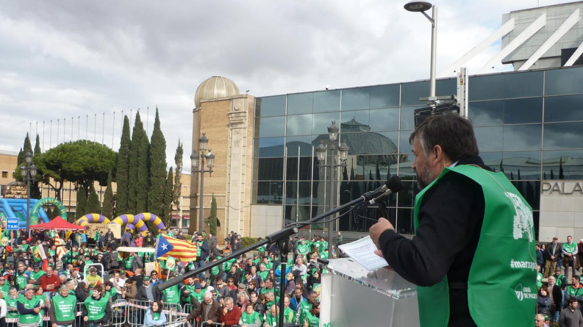 Joan Caball es dirigeix als participants a la protesta de Barcelona