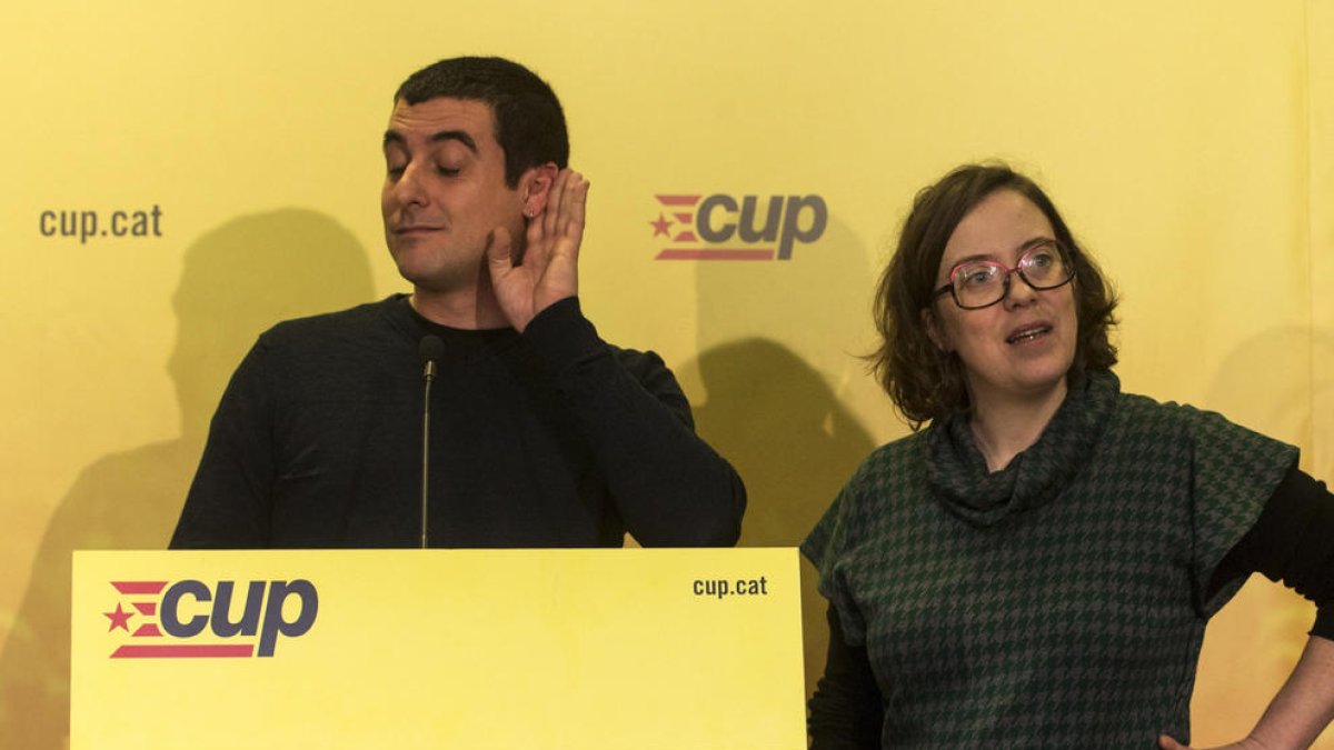 Los miembros de la CUP Quim Arrufat y Eulàlia Reguant anunciaron el apoyo de la formación a los presupuestos de la Generalitat.