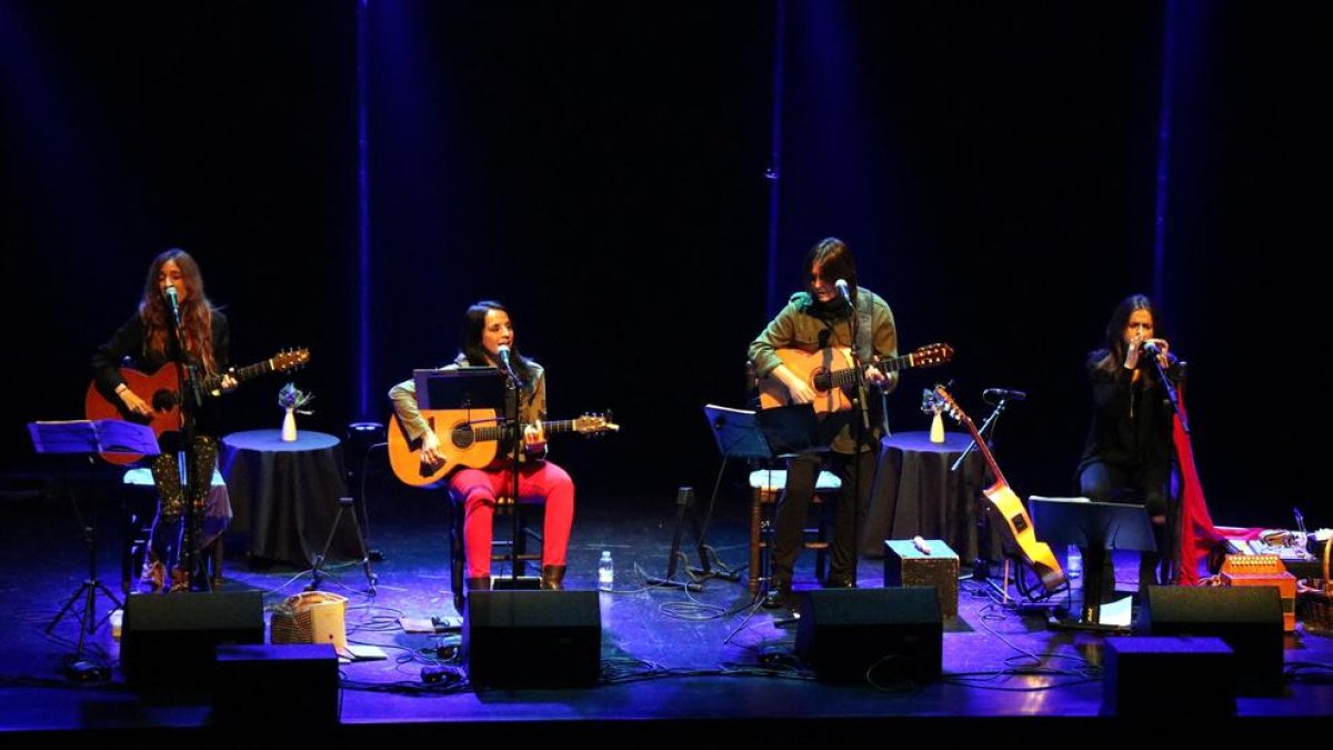 Las cuatro cantautoras catalanas han creado el grupo Les Kol·lontai expresamente para la ocasión. 