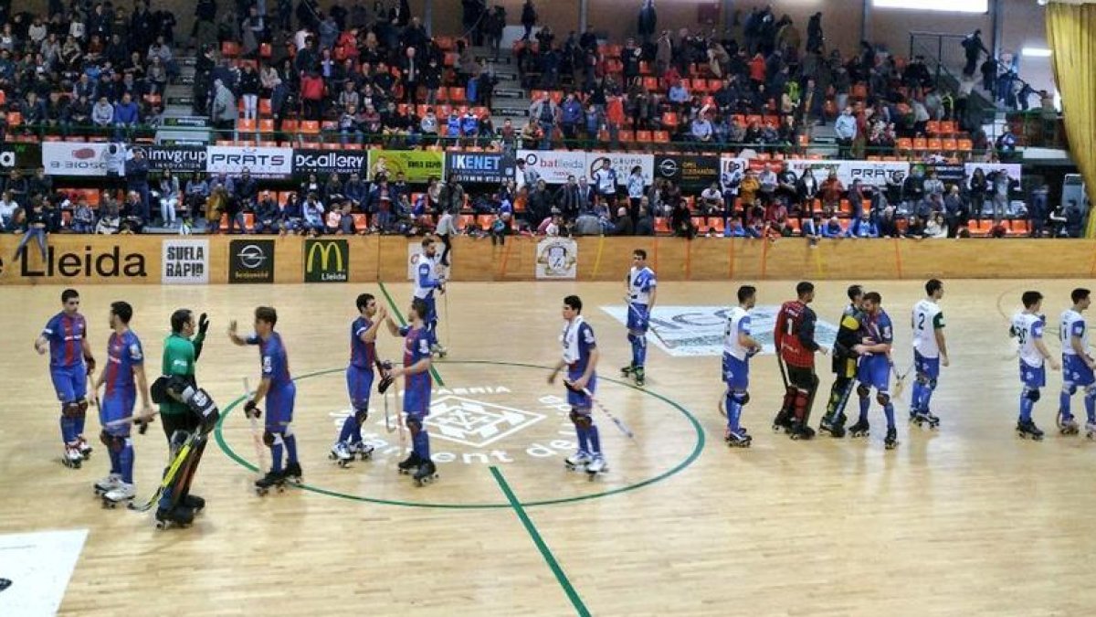 Los jugadores se saludan al final del encuentro