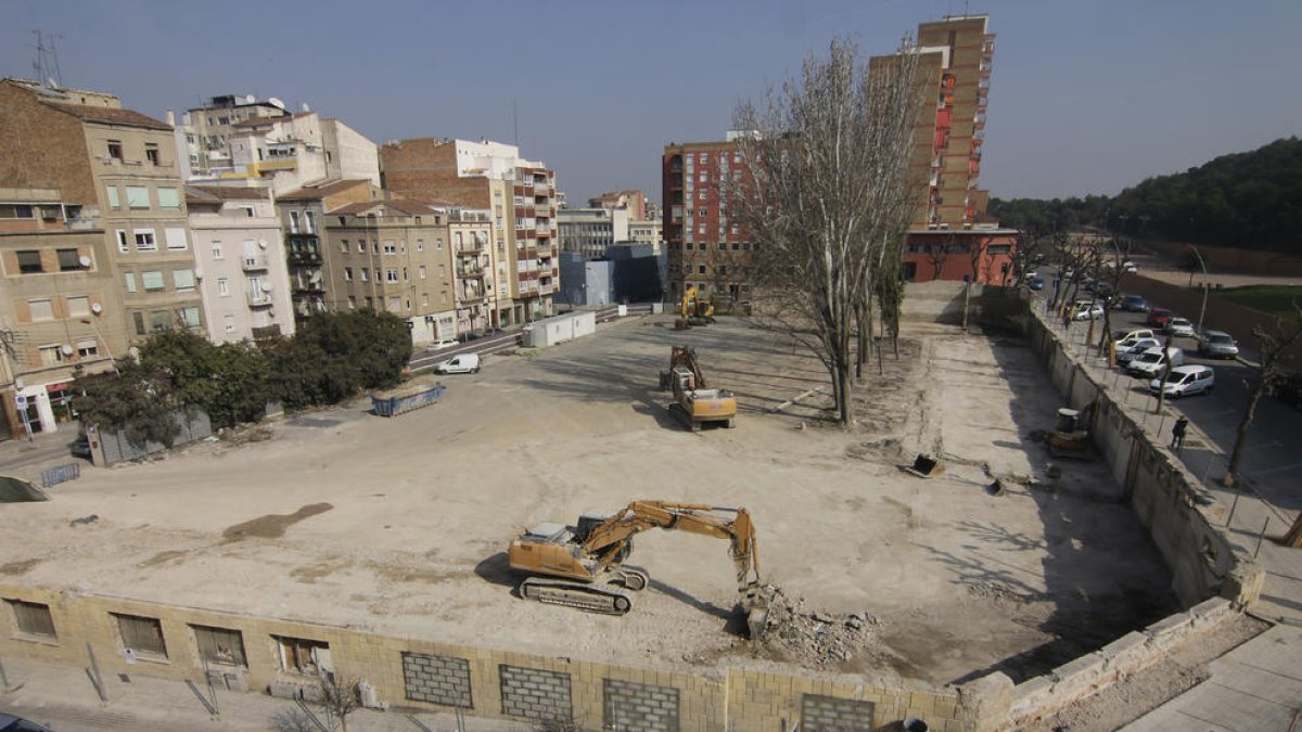 Part de la façana de Magisteri de Sant Martí i Camp de Mart es conserva per tancar el solar.