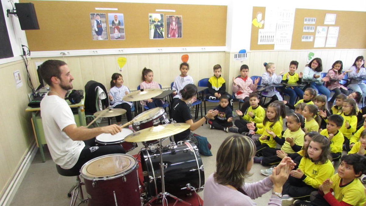 La bateria, protagonista a l'escola Enric Farreny de Lleida en el Dia de la Música