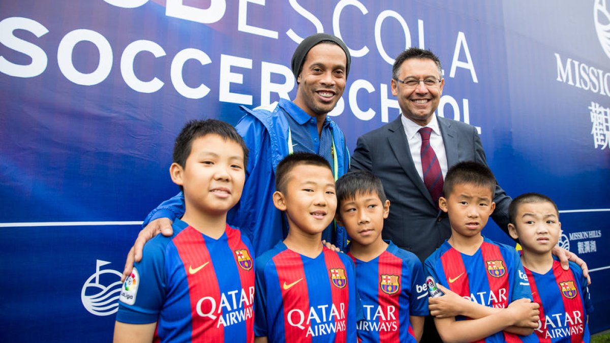 Ronaldinho y Bartomeu junto a niños de la isla china de Hainan.