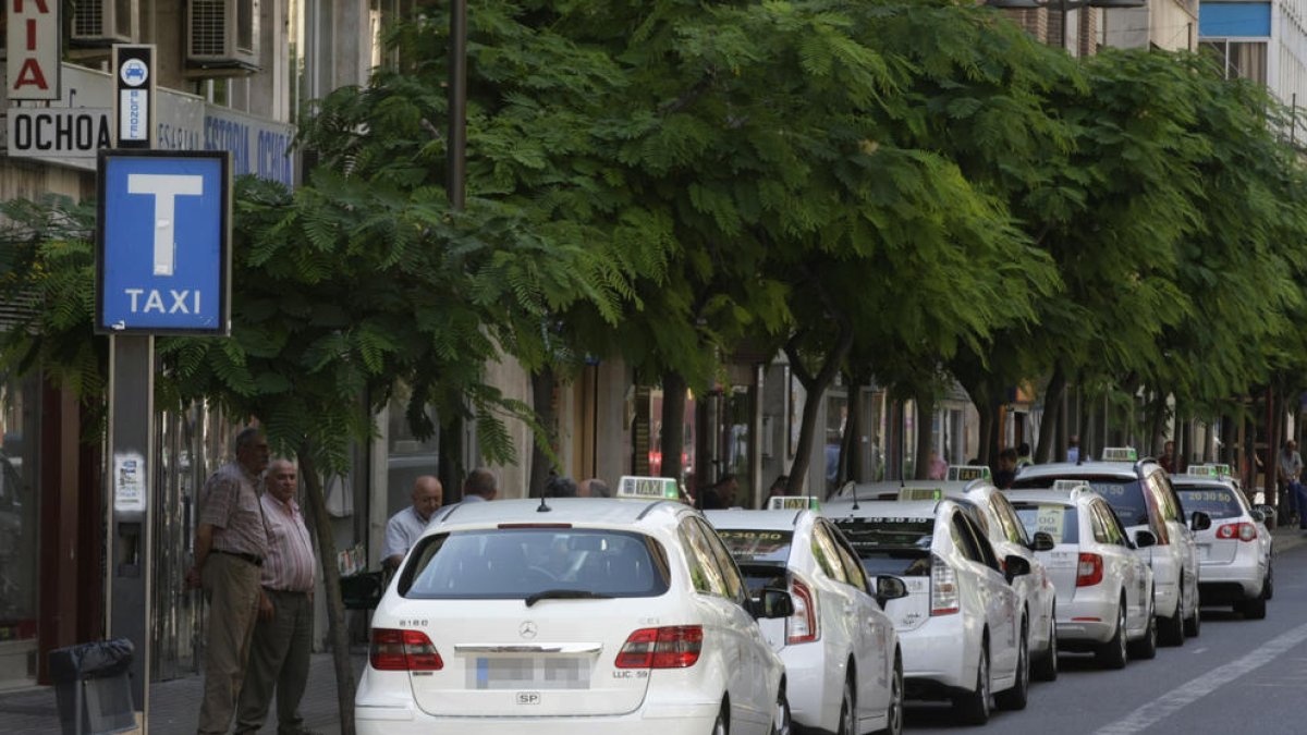 Imatge d’arxiu d’una parada de taxis a Lleida.