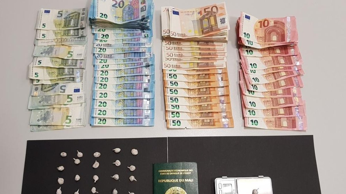 Els mossos van trobar al pis dels detinguts24 embolcalls d'heroïna, preparada per una venda imminent, i una bossa amb 44 grams d'heroïna, amb un pes total de 52,8 grams, 3.900 euros en efectiu i una bàscula de precisió.