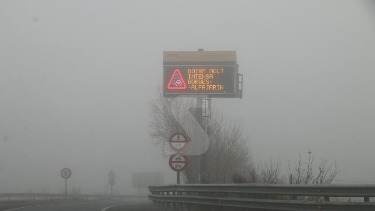 Un panell informatiu a l'autopista AP-2.