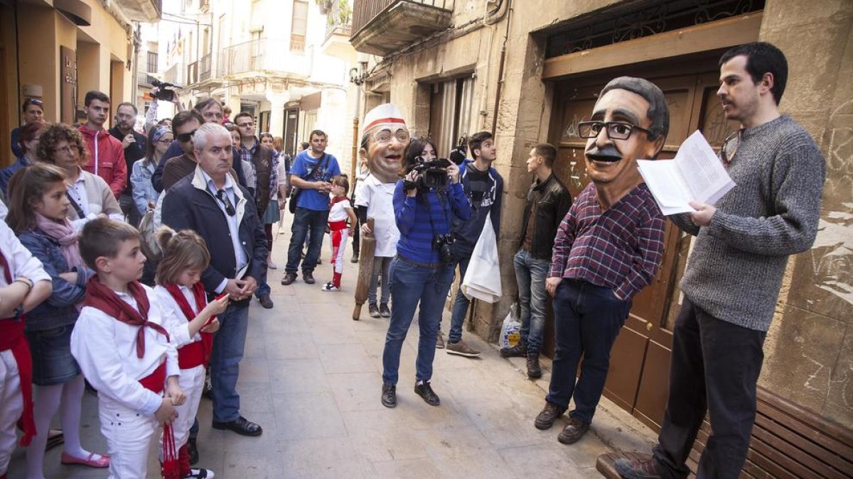 Foto d’arxiu d’un acte festiu davant la casa de Pedrolo.