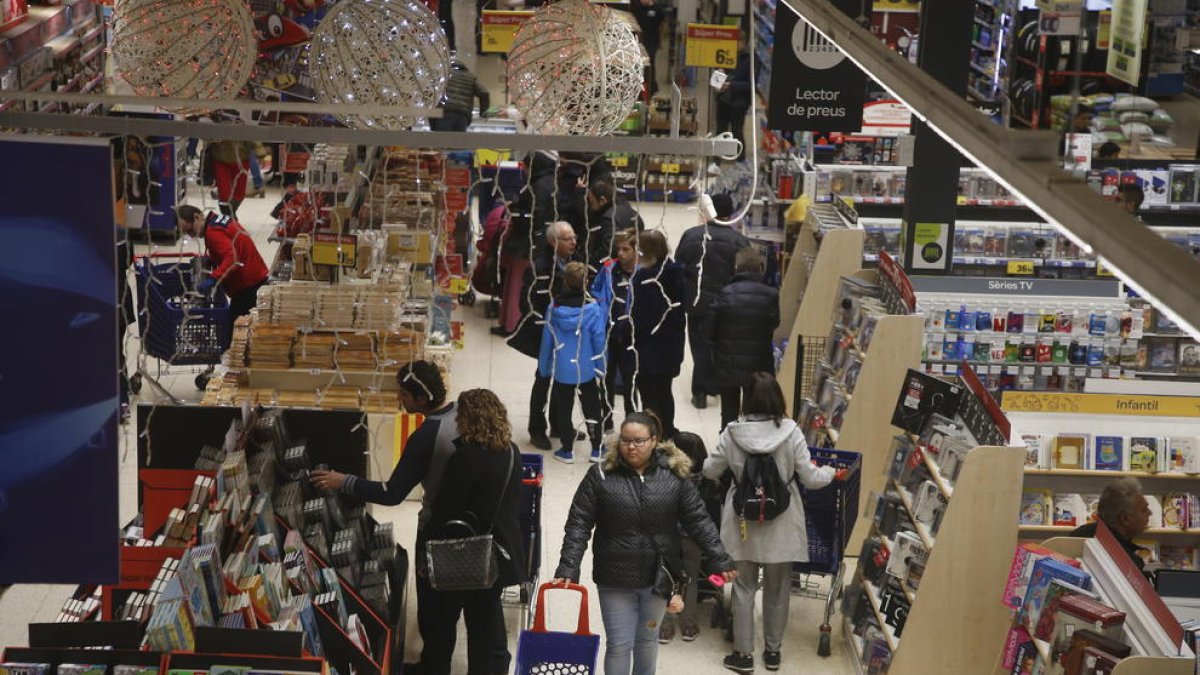 Los leridanos aprovecharon la apertura festiva para comprar, como en la imagen en el Carrefour.