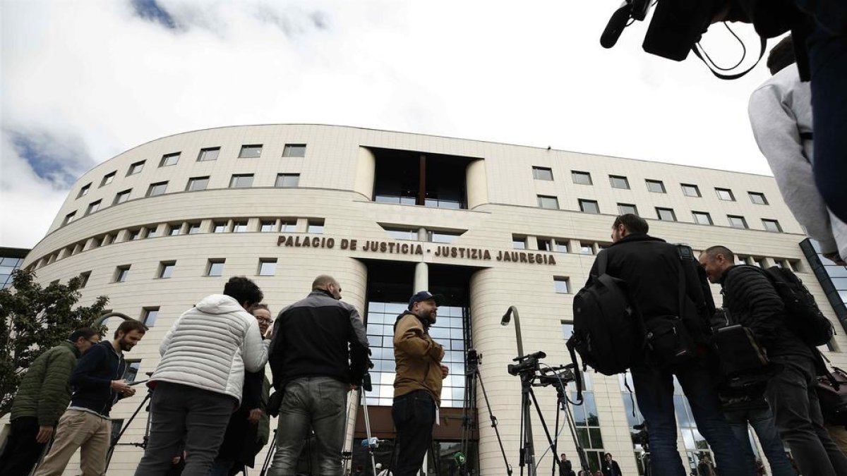 Imagen del exterior del Palacio de Justicia de Navarra minutos antes de que se conociera la sentencia sobre “La Manada”.