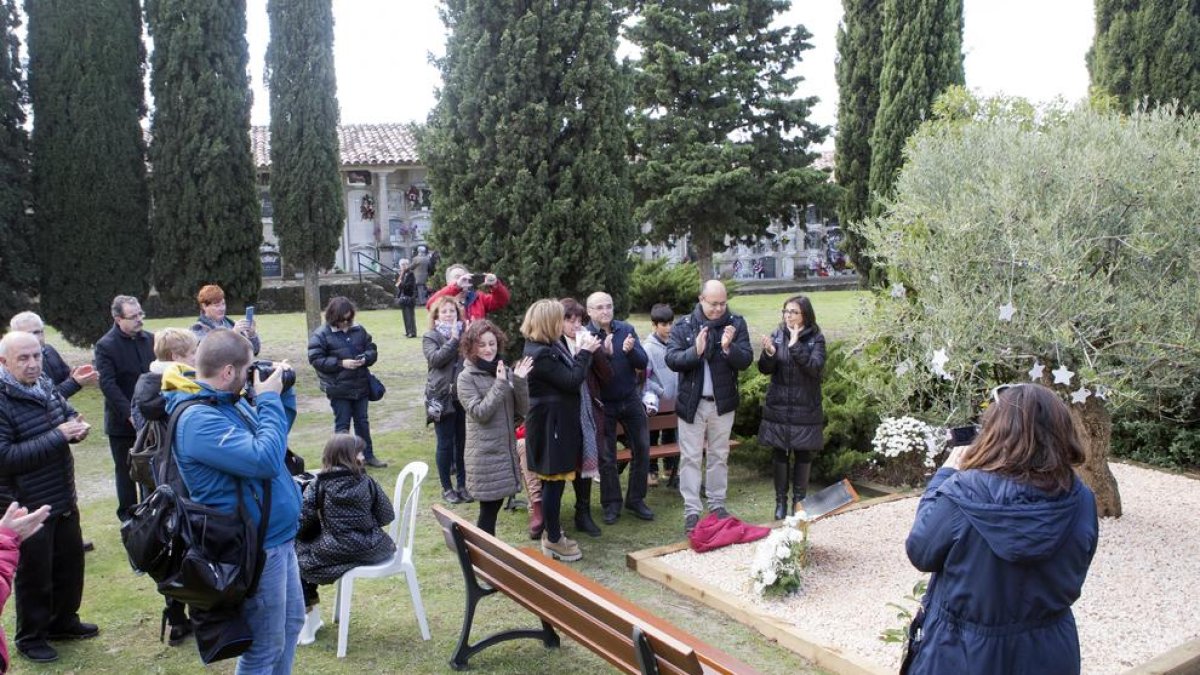 Momento de la inauguración de este espacio en el cementerio de Cervera.