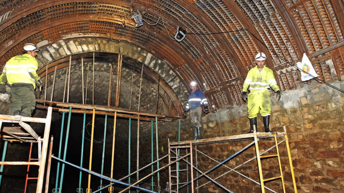 Los trabajos para reconstruir la bóveda del túnel de Montclar que se están ejecutando estos días.