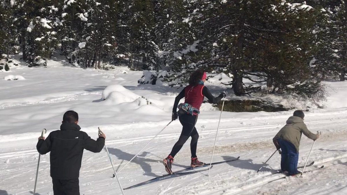 Alguns dels primers esquiadors a l’estació d’esquí nòrdic de Lles de Cerdanya.