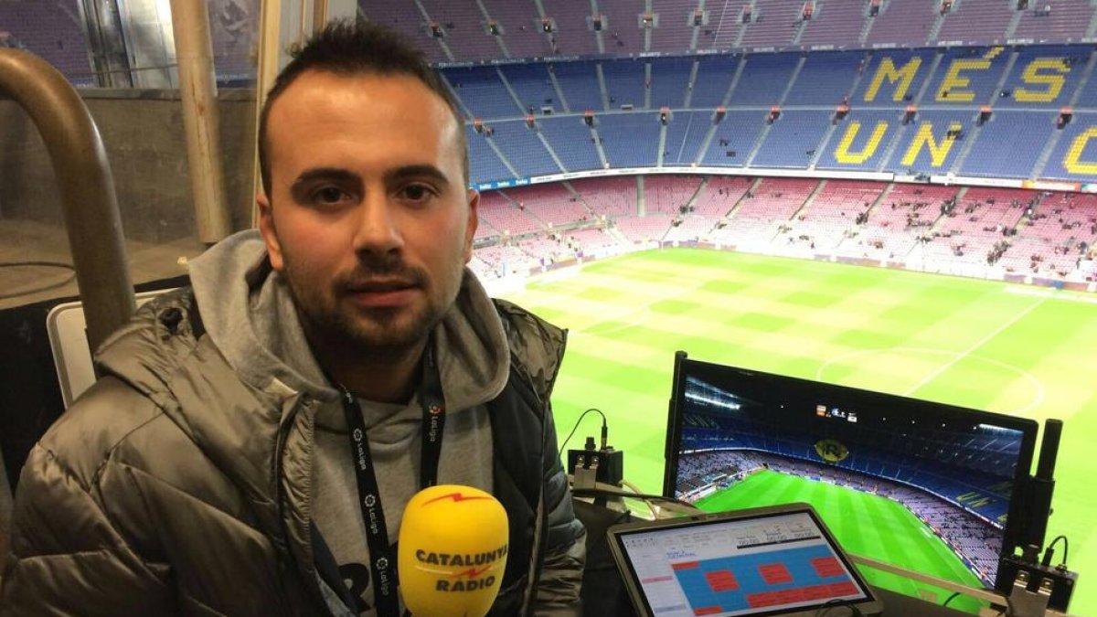 L'Aleix, a la cabina de ràdio del Camp Nou.