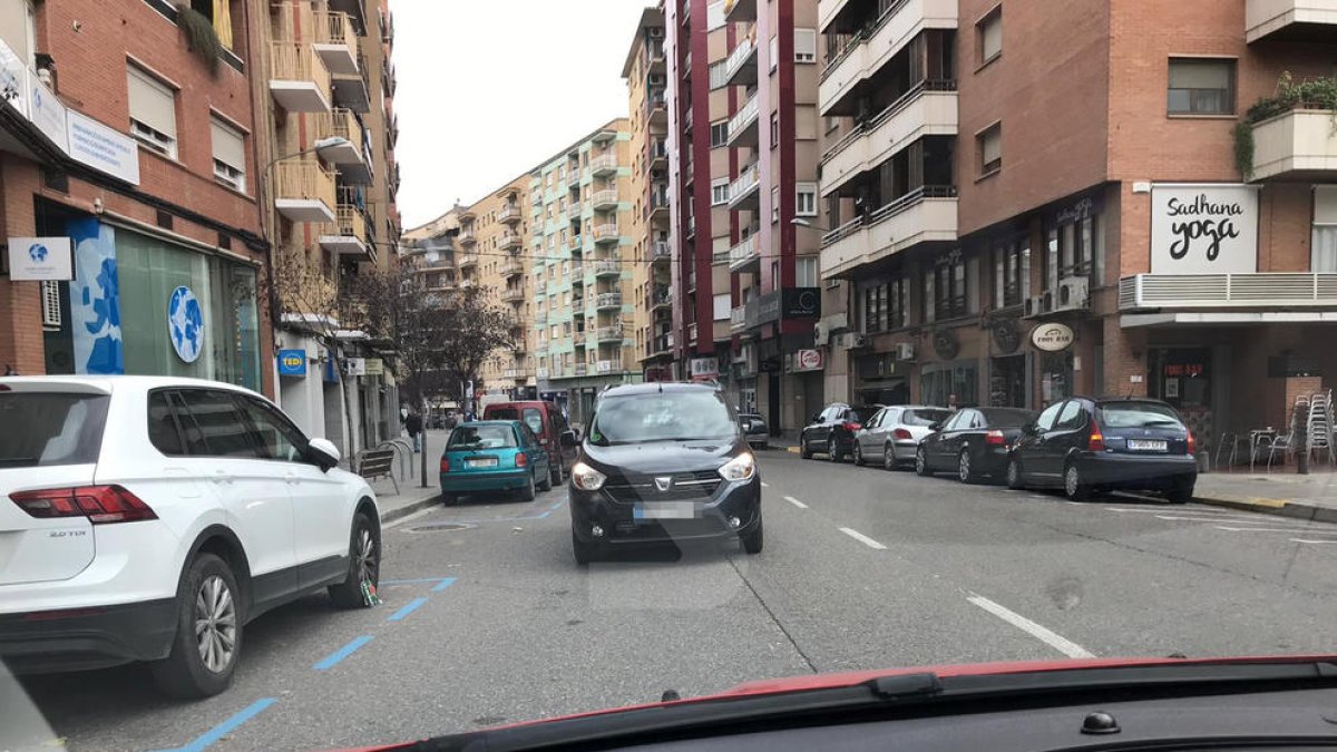 Un cotUn coche en contradirección, ayer en la calle Lluís Compañeros.xe en contradirección, ayer en la calle Lluís Companys.