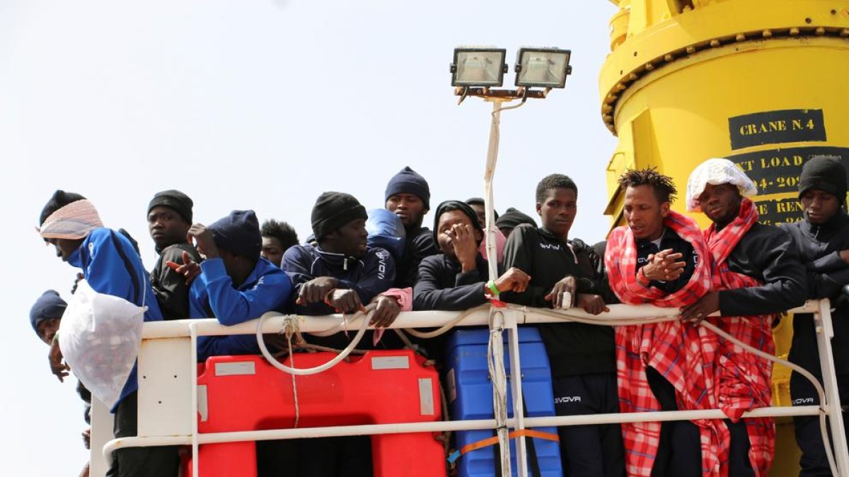 Refugiats a bord d’un vaixell de rescat.