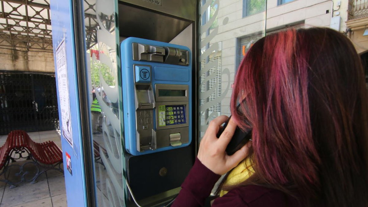 Uno de los teléfonos públicos de pago que quedan en la ciudad de Lleida.