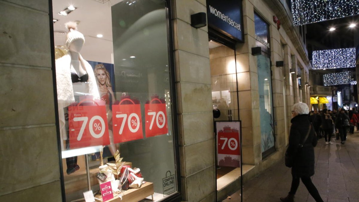 Un establiment de l’Eix Comercial amb cartells de rebaixes de fins al 70%.