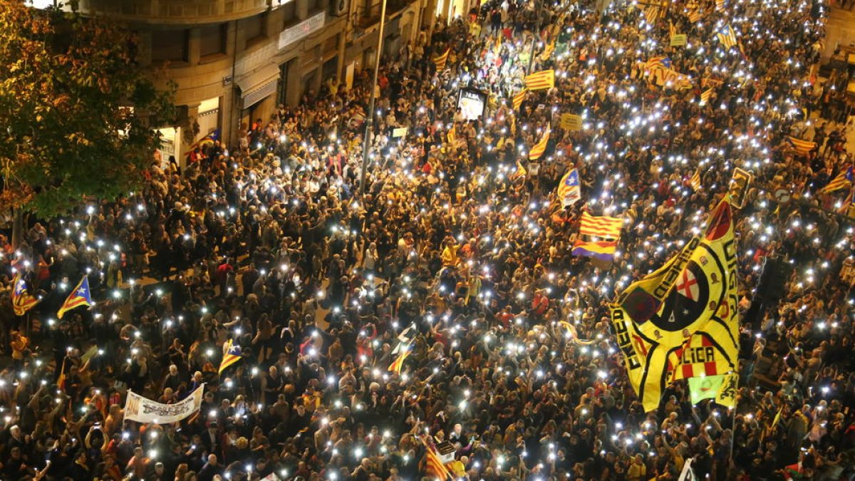 Miles de personas se manifestaron ayer en Lleida en el primer aniversario del referéndum del 1-O.
