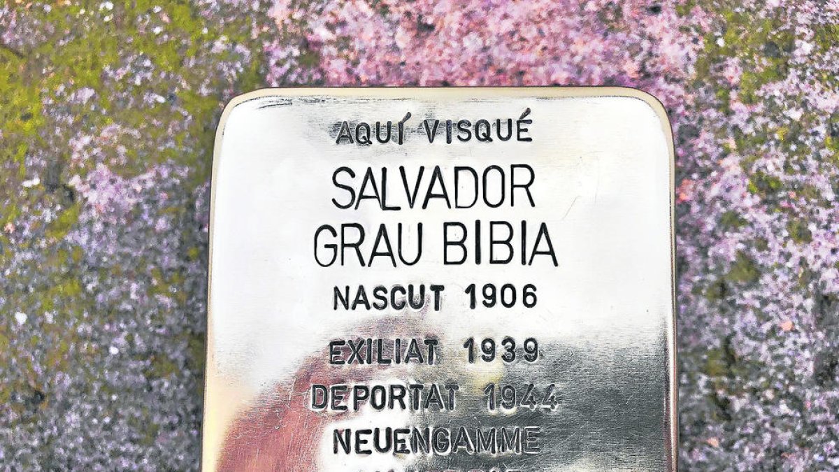 Sanaüja recoloca una de sus piedras Stolpersteine