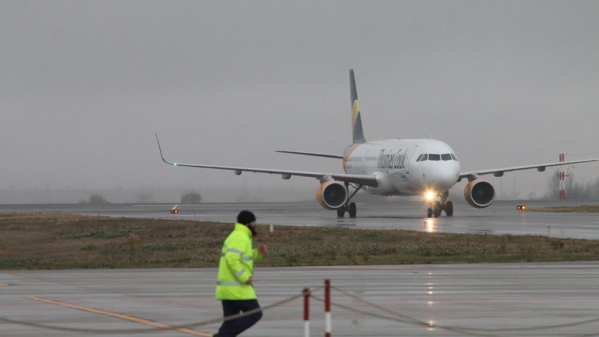 Un dels avions de Neilson que van aterrar ahir a l’aeroport lleidatà.