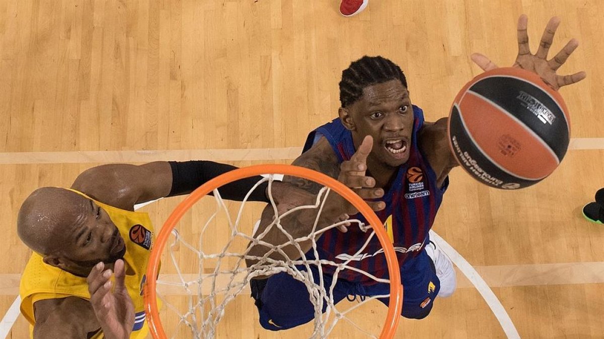 Kevin Seraphin se dispone a capturar un rebote.