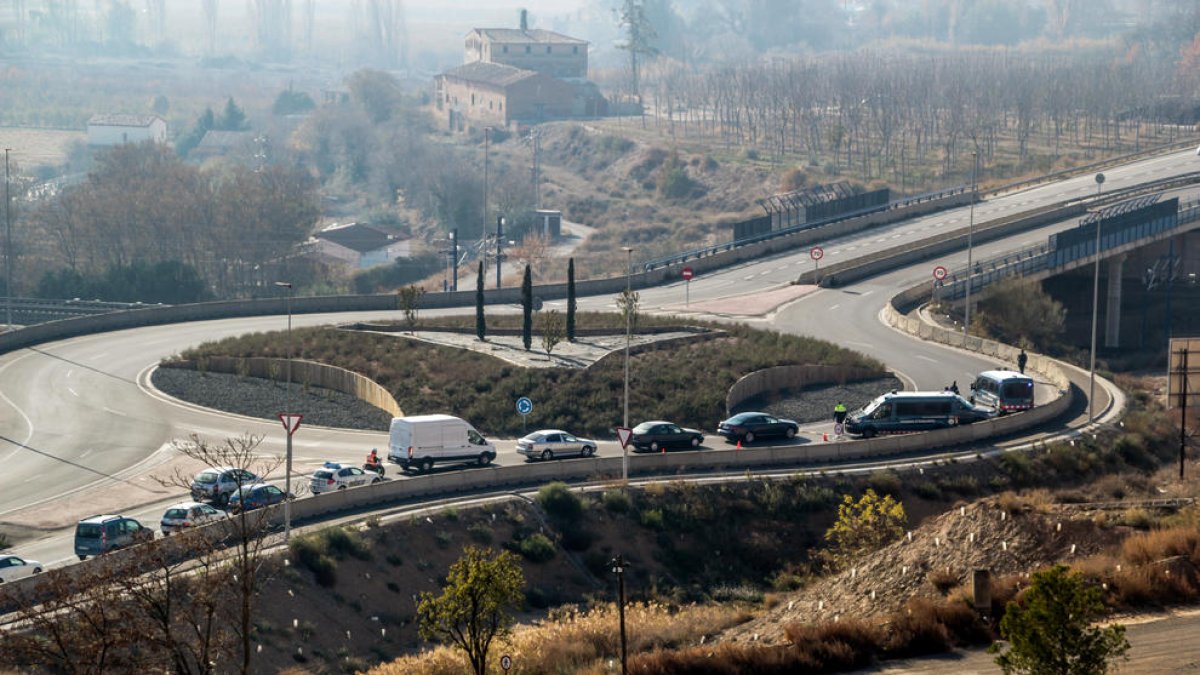 Un control de los Mossos d’Esquadra el pasado mes de noviembre en la carretera de Alcarràs. 