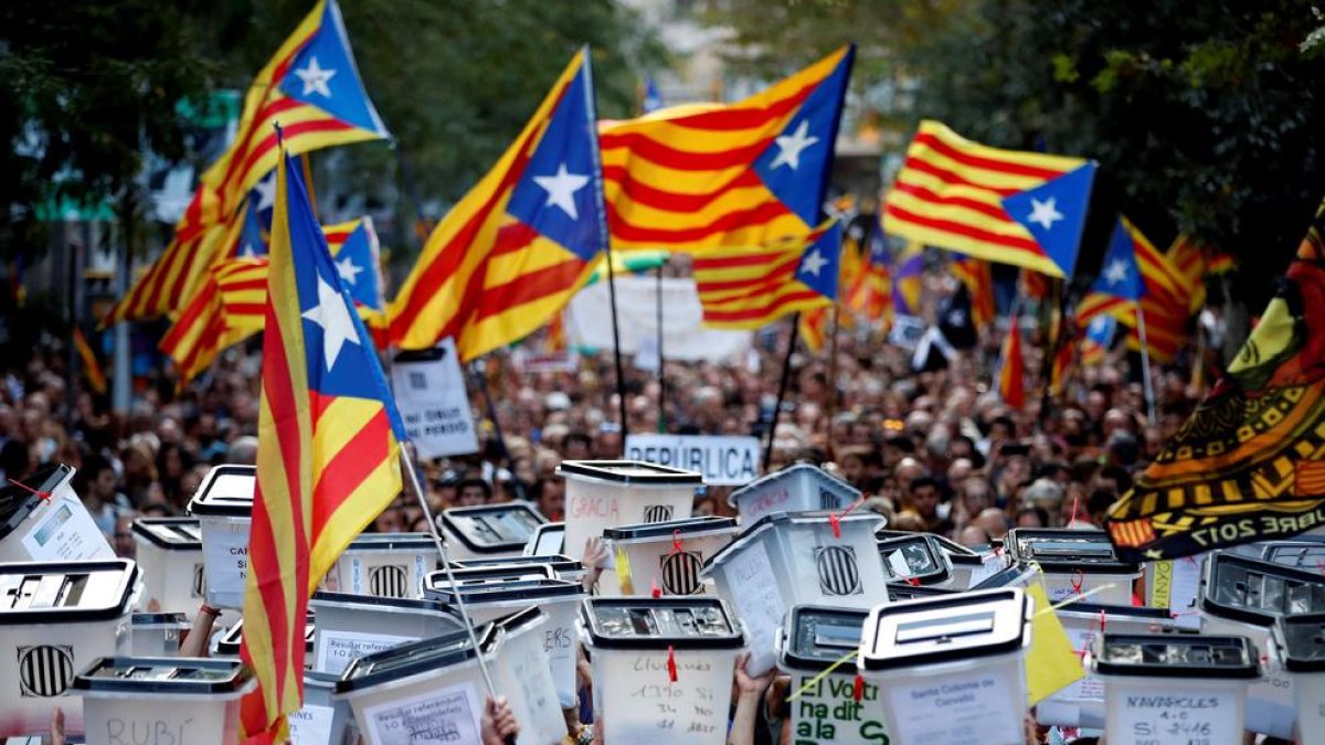 Capçalera de la manifestació de la Plataforma 1 d’Octubre pels carrers de Barcelona, ahir.