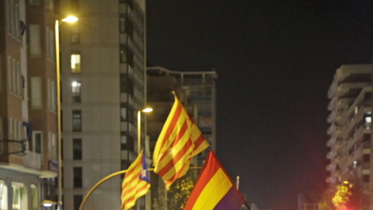 Manifestants de Lleida, portant una de les urnes del referèndum de l’any passat.
