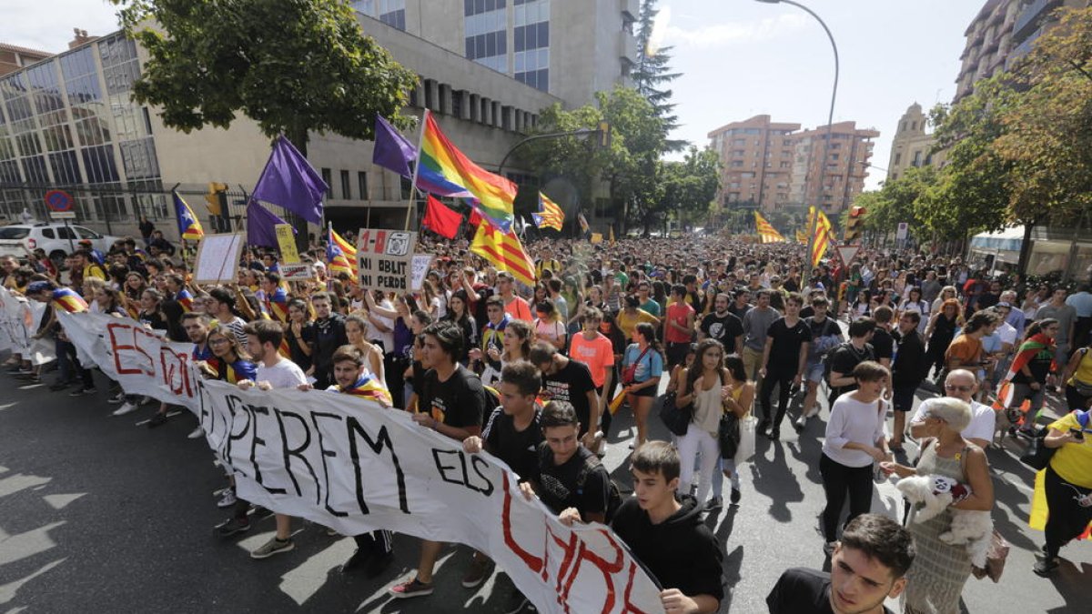 La marxa va arrancar davant del Rectorat de la UdL i es van manifestar més de 2.000 joves.