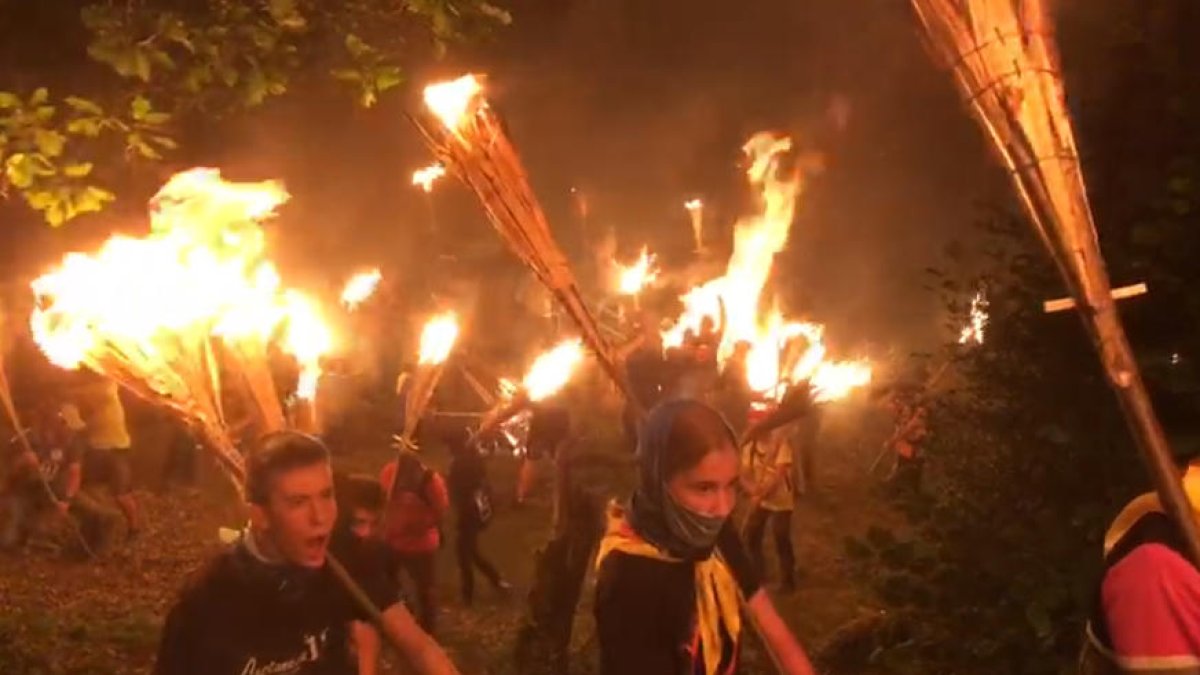 Noche del fuego en el Pirineo leridano