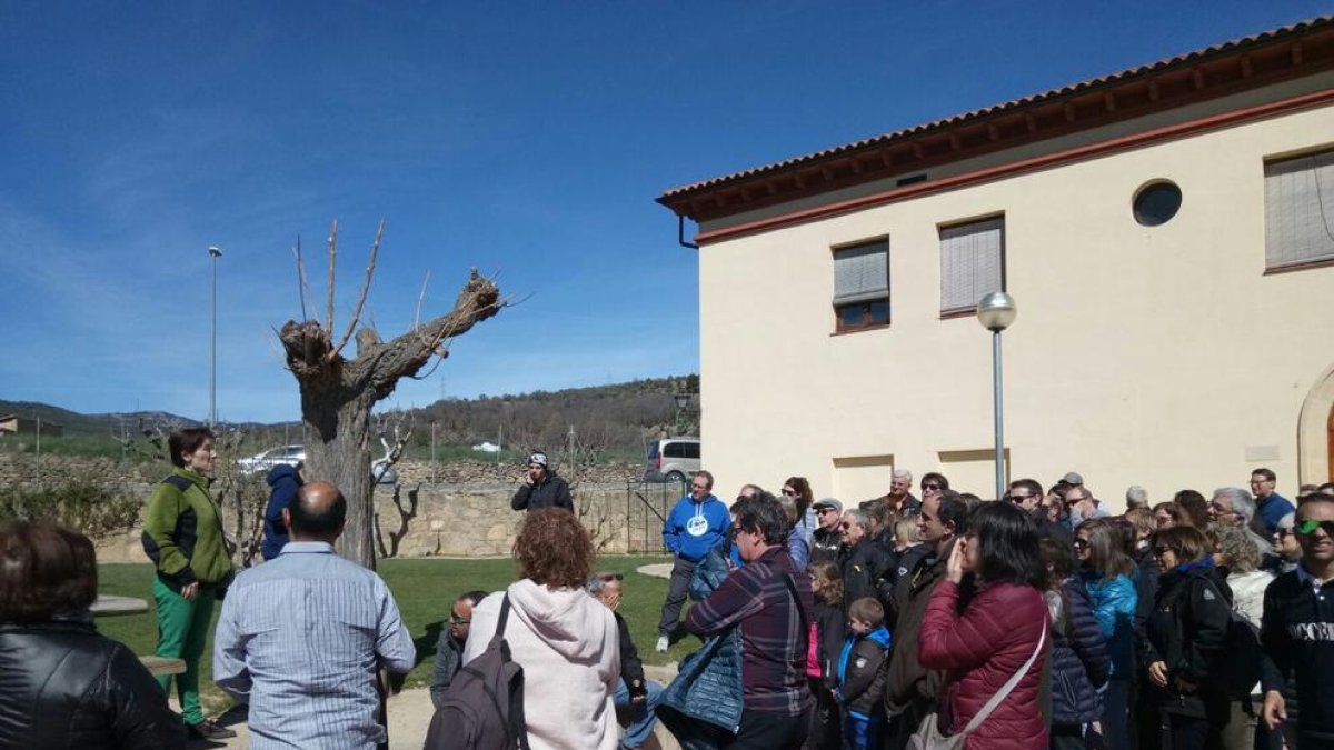 Més d’un centenar de persones ahir a l’entrada de les botigues museu de Salàs de Pallars.