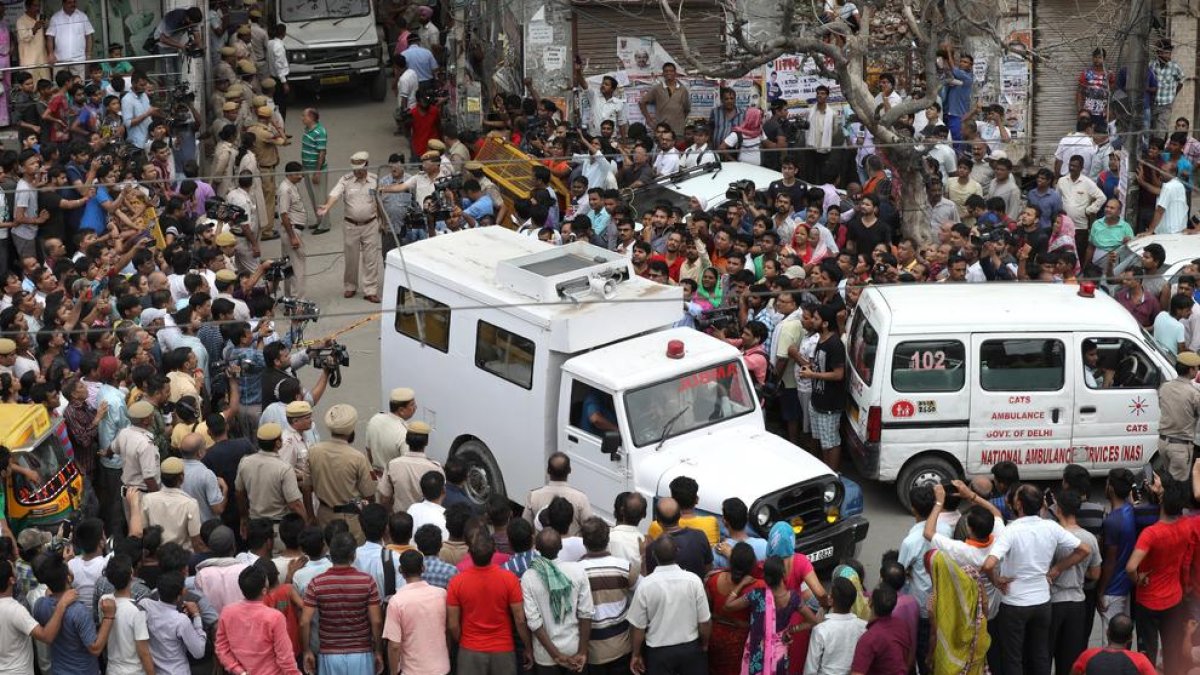 Expectación popular al paso de ambulancias con los cuerpos.