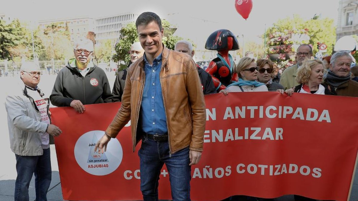 El líder del PSOE, Pedro Sánchez, antes de la manifestación convocada en Madrid por el 1 de mayo.