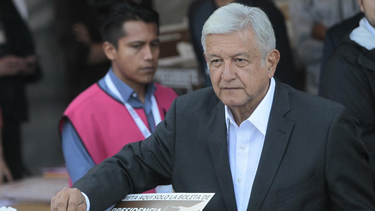 El izquierdista López Obrador, ayer en el momento de votar.