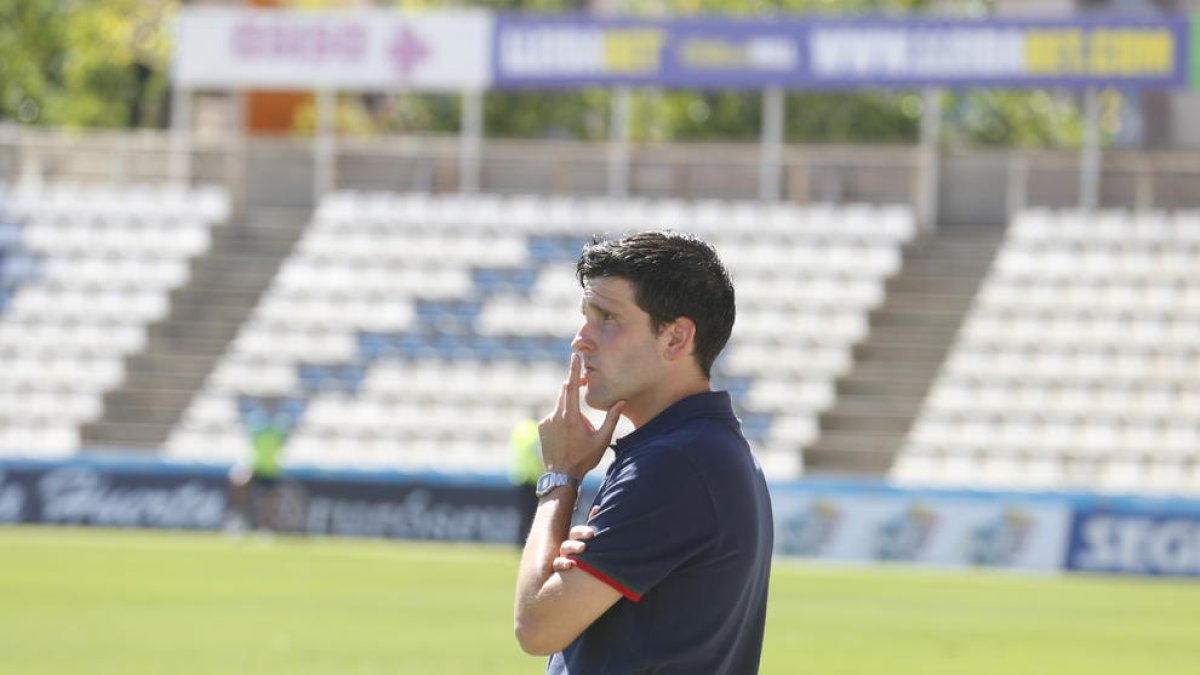 Gerard Albadalejo, con gesto pensativo durante un partido de esta temporada.