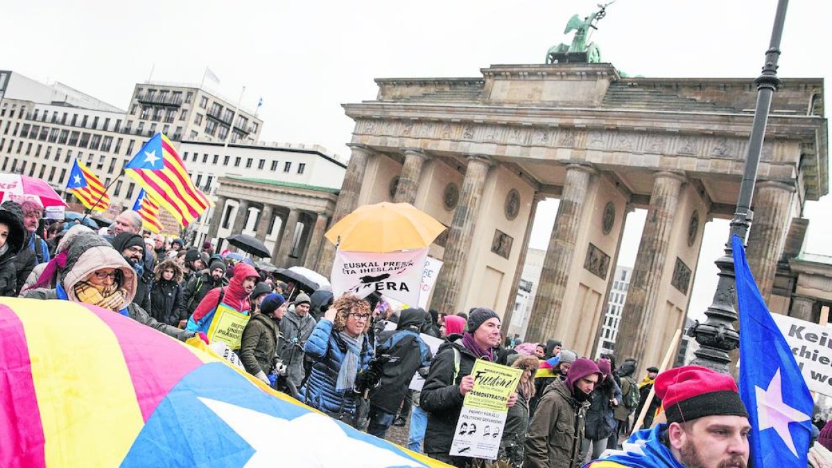 Centenars de persones van fer una marxa a Berlín per la llibertat de Carles Puigdemont.