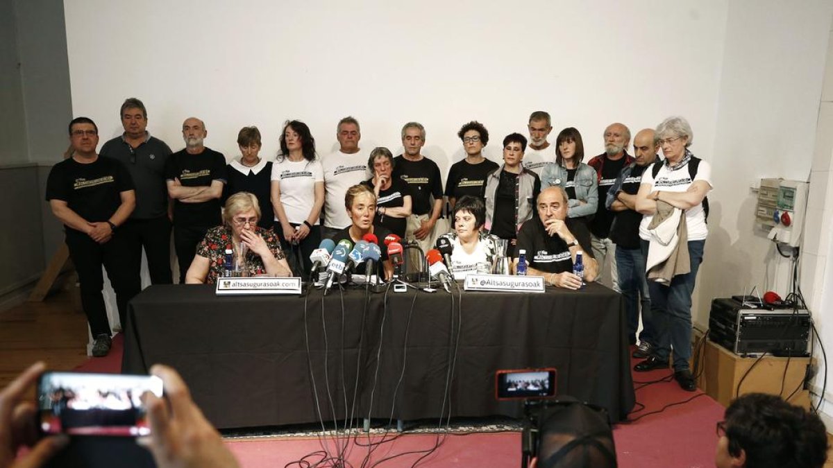 Familiares de los encausados atienden a los medios en Pamplona.