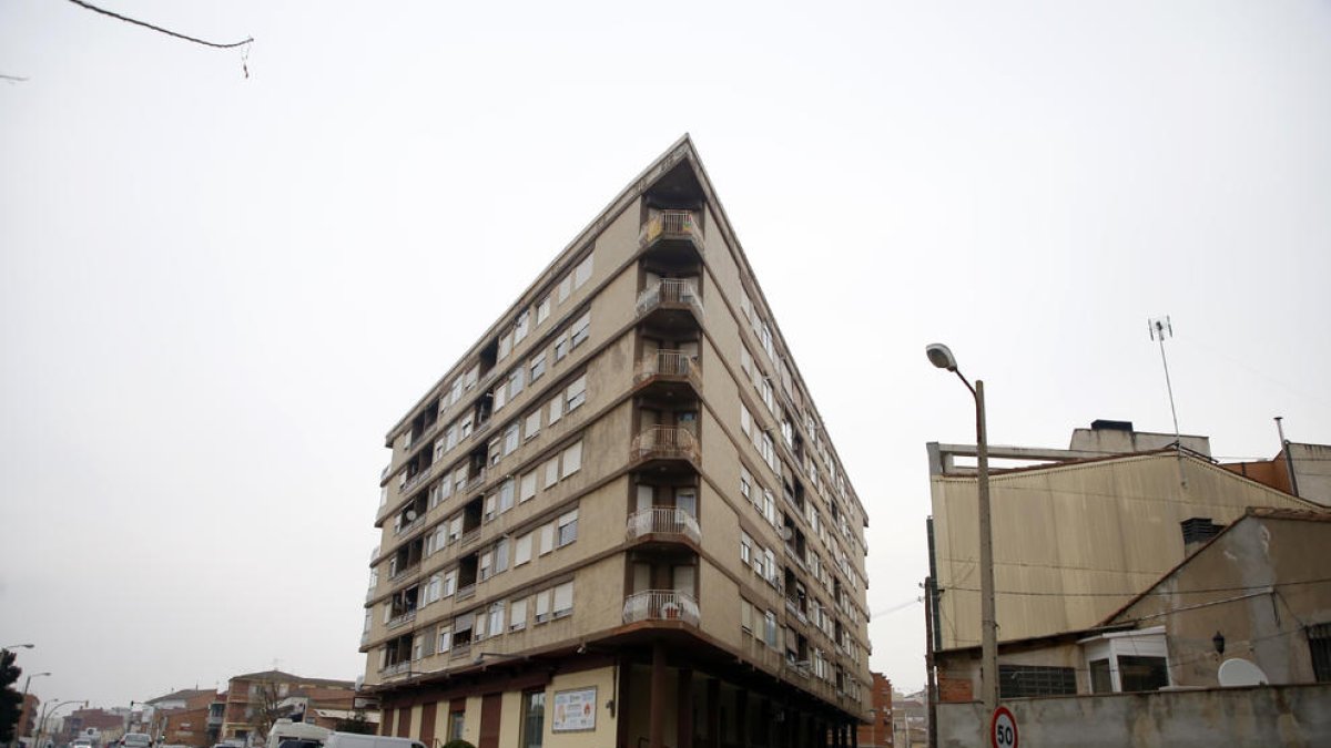 El edificio Paraíso de Alcarràs, construido hace años, tiene seis plantas y desde 2009 no sería viable.