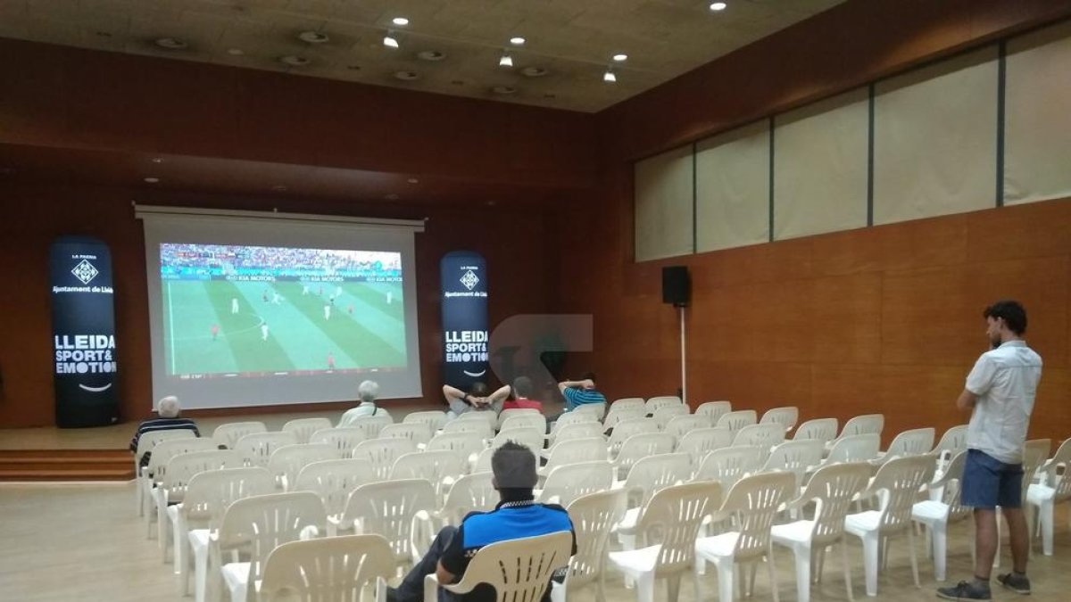Menos de una decena de leridanos ven la selección en la pantalla gigante de Lleida