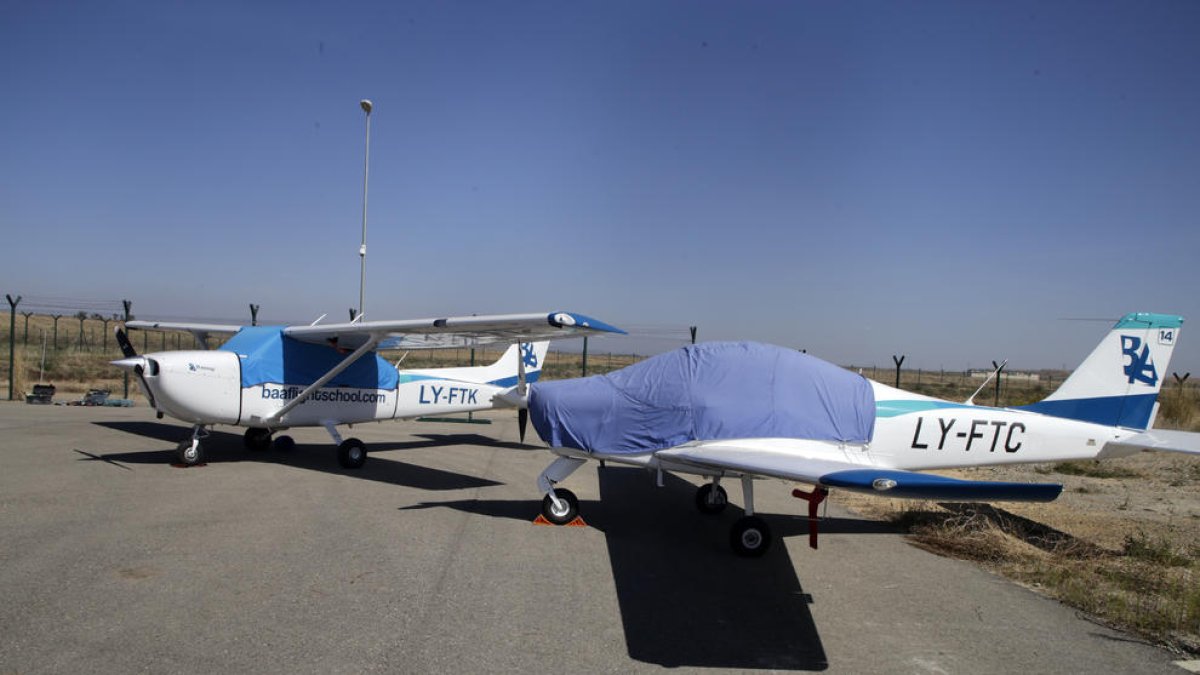 Imagen de dos avionetas de BAA Training en el aeropuerto. 