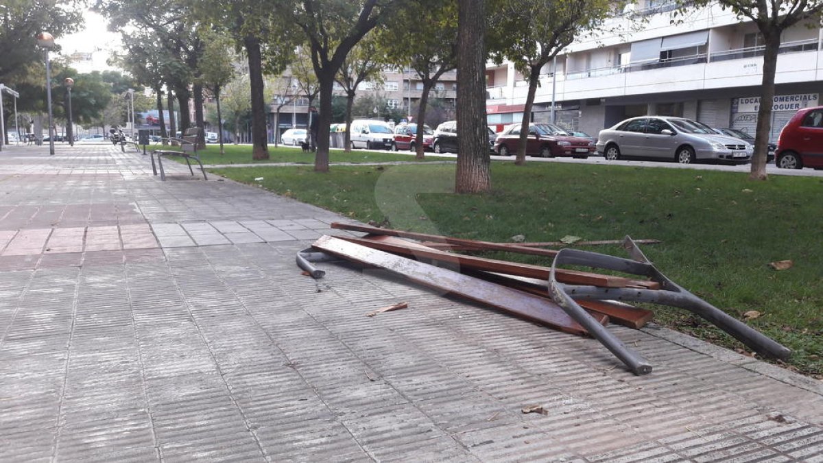 Banc destrossat a la plaça Orvepard de Pardinyes