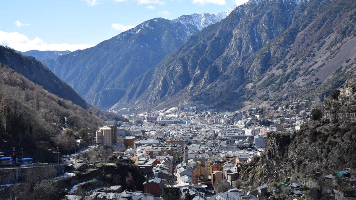 Vista d’Escaldes i d’Andorra la Vella, capital del Principat reconeguda a la Constitució.