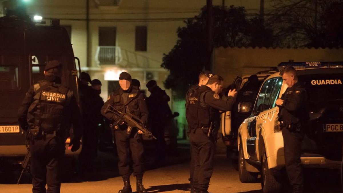 Guardias civiles armados, anoche, en el dispositivo de búsqueda del presunto agresor.