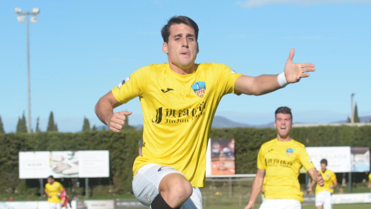 Juanto Ortuño celebra el primer tanto del Lleida Esportiu, con el que acumula seis goles esta temporada, siendo uno de los máximos realizadores del grupo.