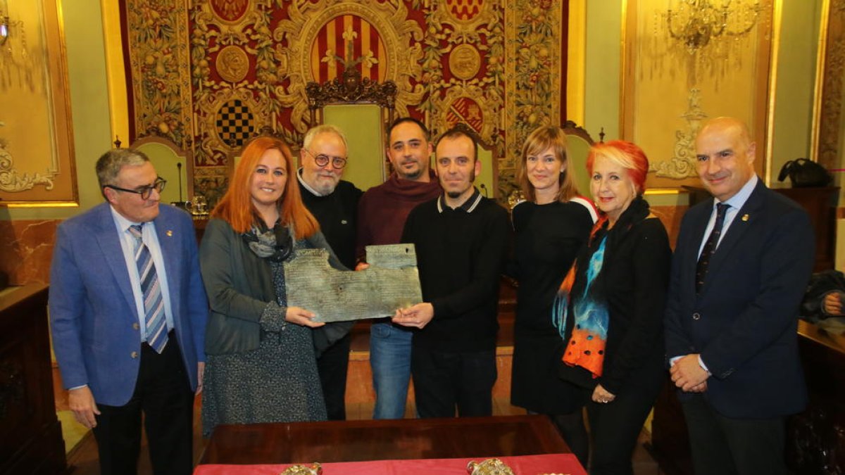 Los directores del Centre de Titelles de Lleida recogen el galardón en la sala de actos de la Paeria. 